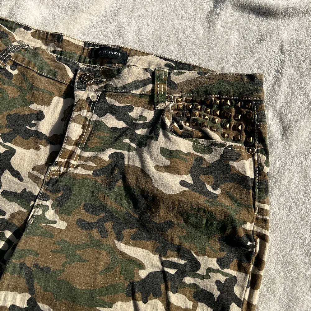 Camo capri pants.